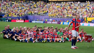 El delantero noruego Erling Haaland lidera la celebración vikinga tras vencer 2-1 a Brasil en los octavos de final del Mundial, el domingo 5 de julio de 2026, en East Rutherford, Nueva Jersey. (AP Foto/Frank Franklin II)