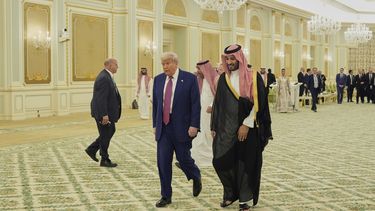 El presidente estadounidense Donald Trump y el príncipe heredero saudí Mohamed bin Salman caminan en dirección a una ceremonia de firma de documentos en el Palacio Real, el martes 13 de mayo de 2025, en Riad, Arabia Saudí. (AP Foto/Alex Brandon)