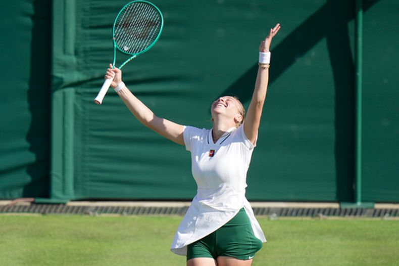 La estadounidense Amanda Anisimova celebra al vencer a su compatriota Sofia Kenin en la segunda ronda de Wimbledon el jueves 2 de julio del 2026. (AP Foto/Brian Inganga)