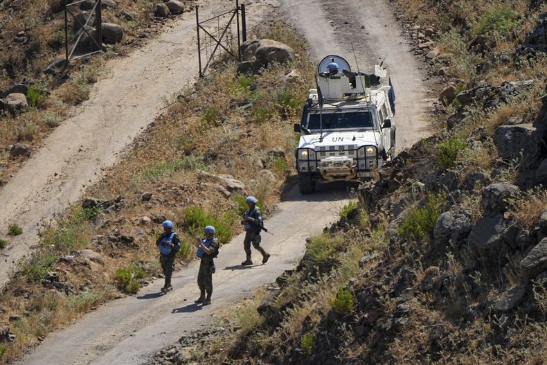 ARCHIVO – Fuerzas de paz de la ONU (UNIFIL) en el lado libanés de la frontera con Israel, vistas desde el lado israelí, el jueves 6 de julio de 2023. (AP Foto/Ariel Schalit, Archivo)