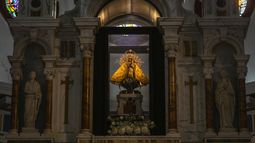 La imagen original de la Virgen de la Caridad del Cobre en el altar de su santuario en El Cobre, Cuba, el domingo 11 de febrero de 2024. (AP Foto/Ramon Espinosa)