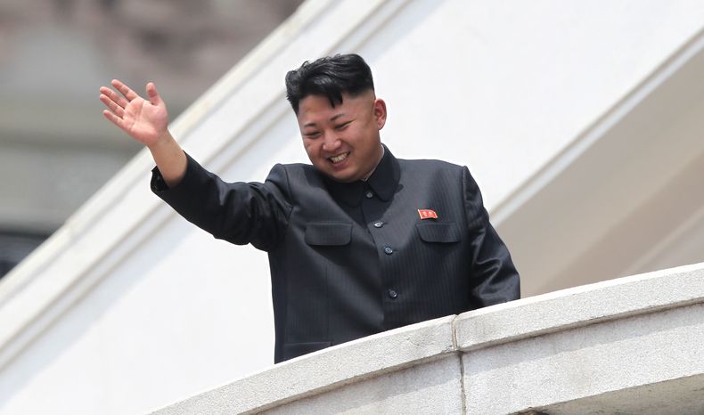 Foto del s&aacute;bado, 27 de julio del 2013 del l&iacute;der norcoreano Kim Jong Un durante un desfile con motivo del 60 aniversario del armisticio de la guerra de Corea, en Pyongyang, Corea del Norte. Las autoridades norcoreanas permitir&aacute;n el reg