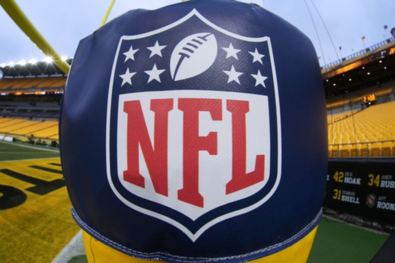 ARCHIVO - Esta foto del 4 de enero de 2026 muestra el logotipo de la NFL antes de un partido entre los Steelers de Pittsburgh y los Ravens de Baltimore (AP Foto/Gene J. Puskar, archivo)