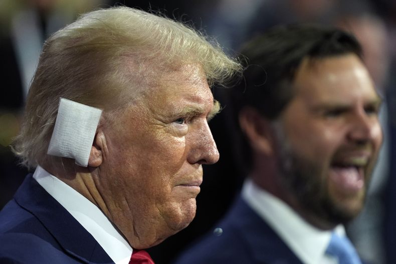 El candidato presidencial republicano Donald Trump y su compañero de fórmula JD Vance en la convención republicana en Milwaukee, el 15 de julio del 2024. (Foto AP/Evan Vucci)