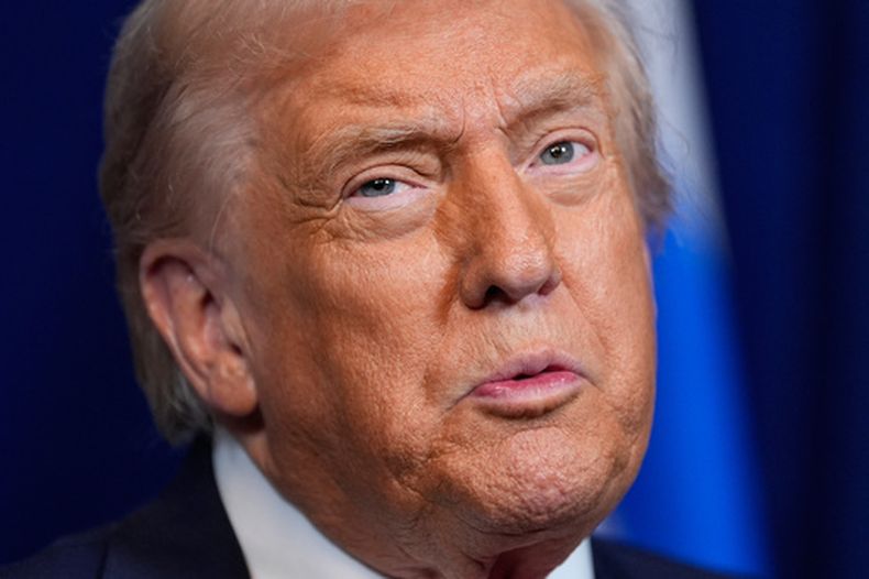 El presidente de EEUU, Donald Trump, habla durante una conferencia de prensa con el primer ministro israelí, Benjamin Netanyahu, en Mar-a-Lago, el lunes 29 de diciembre de 2025, en Palm Beach, Florida. (AP Foto/Alex Brandon)