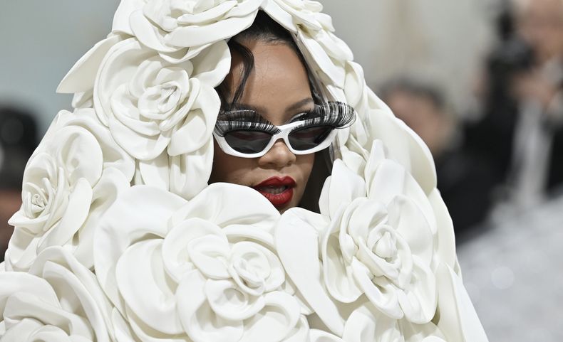 Rihanna llega a la gala del Instituto del Vestido del Museo Metropolitano de Arte para celebrar la inauguración de la exposición Karl Lagerfeld: A Line of Beauty el lunes 1 de mayo de 2023 en Nueva York. (Photo by Evan Agostini/Invision/AP)