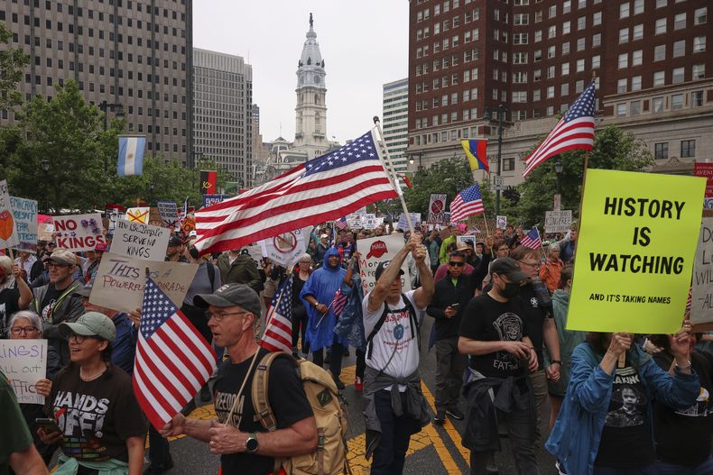 Manifestantes marchan en la protesta No Kings (“Sin reyes”) el sábado 14 de junio de 2025, en Filadelfia. (AP Foto/Yuki Iwamura)