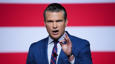 El secretario de Defensa estadounidense Pete Hegseth se dirige a altos mandos militares en la Base del Cuerpo de Marines de Quantico, el martes 30 de septiembre de 2025 en Quantico, Virginia. (Andrew Harnik/Pool vía AP)