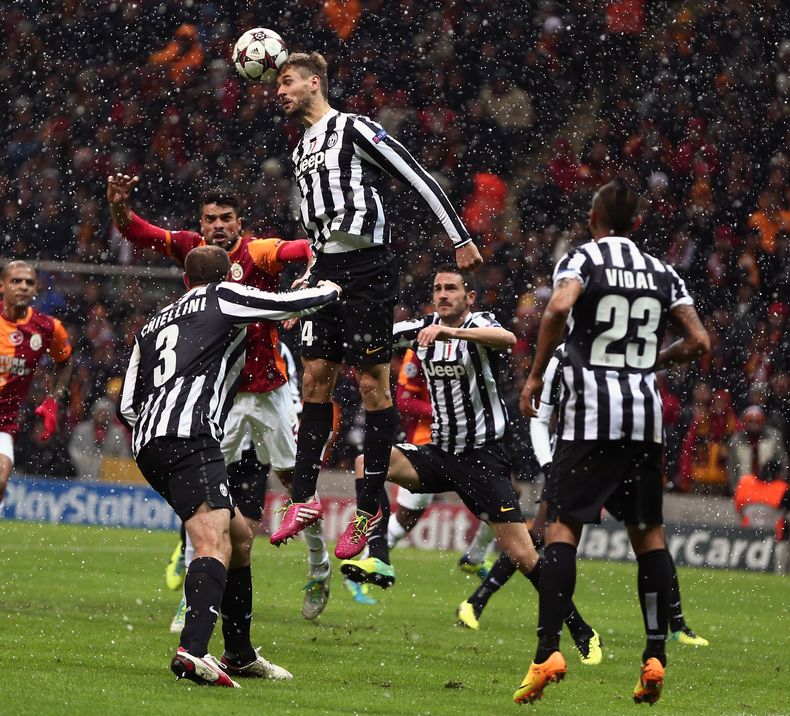 El espa&ntilde;ol Fernando Lorente, de Juventus, cabecea el bal&oacute;n durante un partido de la Liga de Campeones contra el Galatasaray en el estadio TT Arena en Estambul, Turqu&iacute;a, el martes 10 de diciembre de 2013. El partido se suspendi&oacute;