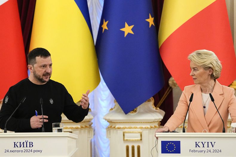 ARCHIVO - El presidente de Ucrania, Volodymyr Zelenskyy, izquierda, habla en una conferencia de prensa conjunta con la presidenta de la Comisión Europea, Ursula von der Leyen, en el Palacio Mariinsky en Kiev, el sábado 24 de febrero de 2024. (AP Foto/Efrem Lukatsky, Archivo)