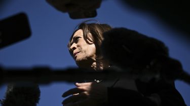 La candidata demócrata a la presidencia, la vicepresidenta Kamala Harris, habla con reporteros antes de abordar el avión vicepresidencial, el miércoles 30 de octubre de 2024, en la Base de la Fuerza Aérea Andrews, en Maryland. (Brendan Smialowski/Pool vía AP)