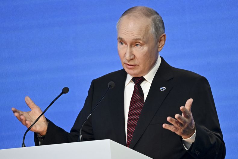 El presidente ruso Vladimir Putin habla en la reunión anual del Club de Discusión Valdai en Sochi, Rusia, jueves 5 de octubre de 2023. (Grigory Sysoyev, Sputnik, Kremlin Pool Foto via AP)