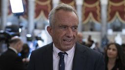 El secretario de Salud de EEUU, Robert F. Kennedy Jr., camina hacia la Cámara de Representantes, en el Capitolio en Washington, el 4 de marzo de 2025. (AP Foto/José Luis Magaña)