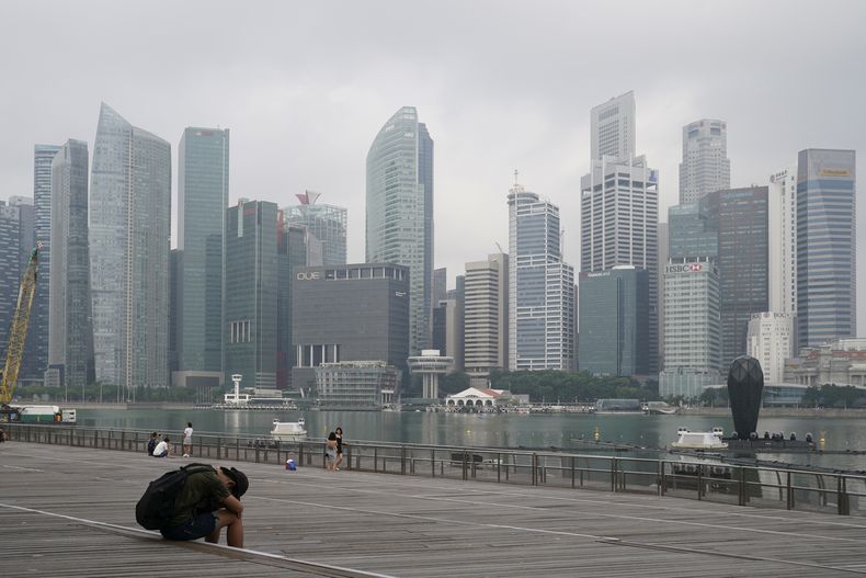 ARCHIVO - Vista del distrito comercial central de Singapur en medio de una bruma, 23 de setiembre de 2019. Singapur ejecutó a un hombre el miércoles 26 de julio de 2023 por tráfico de drogas y se dispone a ahorcar a una mujer el viernes, la primera en 19 años. (AP Foto/Vincent Thian, File)