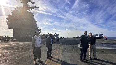 El secretario de Defensa de EEUU, Lloyd Austin, segundo de la derecha, habla con el oficial al mando del USS Gerald R. Ford, capitán Rick Burgess, a la derecha, durante una visita al portaaviones el miércoles 20 de diciembre de 2023. (AP Foto/Tara Copp)