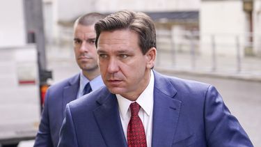 ARCHIVO - El gobernador de Florida, el republicano Ron DeSantis, llega a la Oficina del Exterior para visitar al secretario del exterior británico James Cleverly en Londres, el viernes 28 de abril de 2023.(AP Foto/Alberto Pezzali, Archivo)