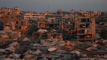 Carpas que albergan a palestinos desplazados se ven entre edificios dañados por la guerra en Ciudad de Gaza, el sábado 26 de septiembre de 2026. (AP Foto/Jehad Alshrafi)