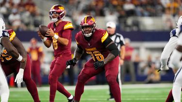 ARCHIVO - Laremy Tunsil, tackle ofensivo de los Commanders de Washington, se defiende de la presión durante un partido de fútbol americano de la NFL contra los Cowboys de Dallas, el 19 de octubre de 2025, en Arlington, Texas. (Foto AP/Tony Gutierrez, Archivo)