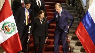 americateve | El canciller ruso Serg&eacute;y Lavrov, a la derecha, ayuda a su colega peruana Eda Rivas, antes de una conferencia de prensa conjunta en el Ministerio de Relaciones Exteriores en Lima, Per&uacute;, el mi&eacute;rcoles 30 de abril de 2014. Lavrov visit&oa
