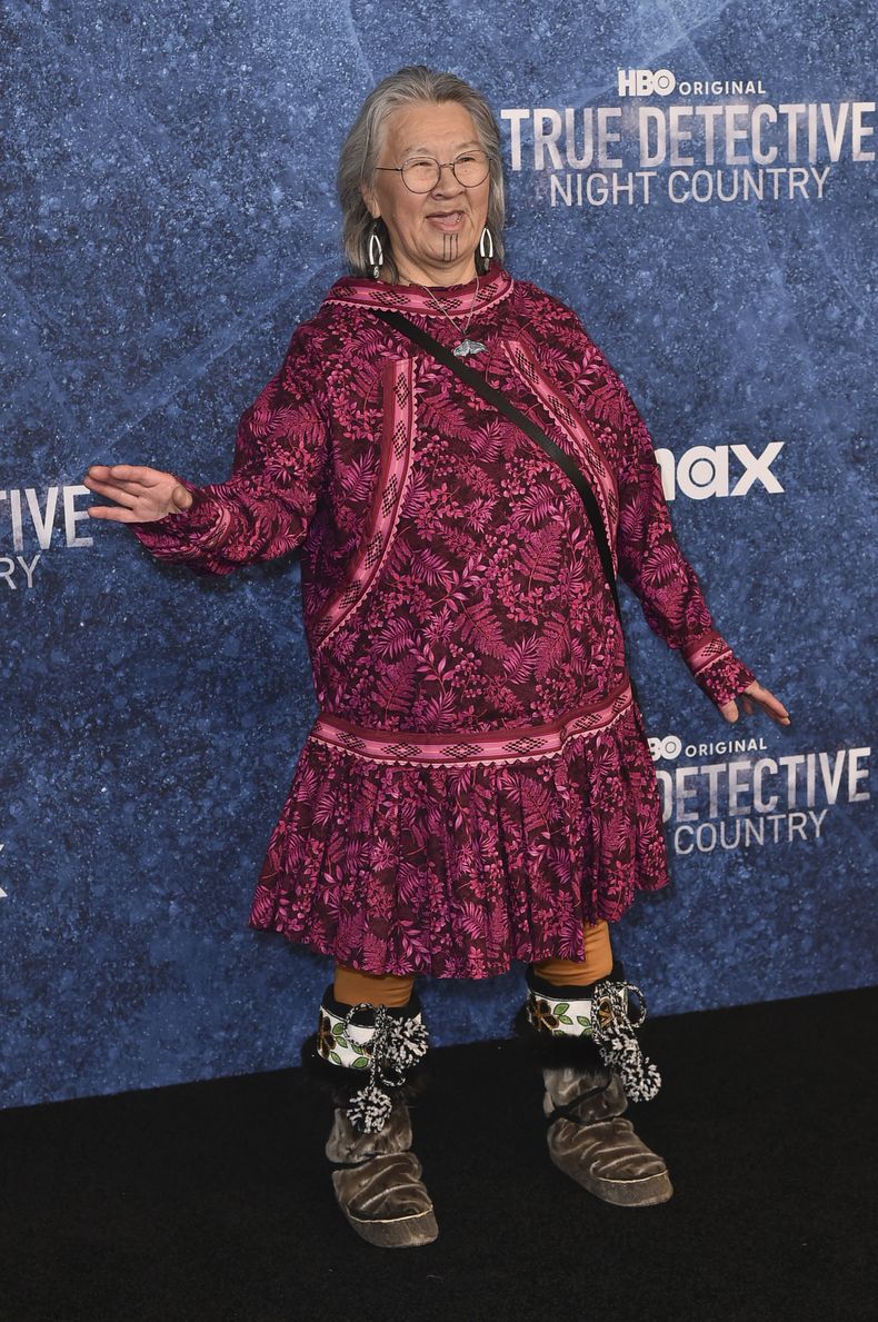Doreen Nutaaq Simmonds llega a la premiere de True Detective: Night Country el martes 9 de enero de 2024, en el Paramount Theater en Los Angeles. (Foto Richard Shotwell/Invision/AP)