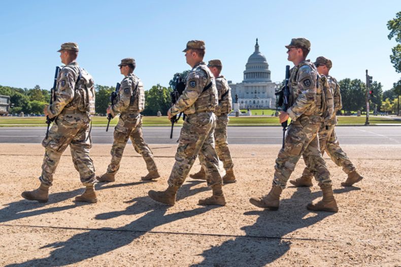 ARCHIVO - Soldados de la Guardia Nacional de Virginia Occidental patrullan el Mall cerca del Capitolio en Washington, como parte de la orden del presidente Donald Trump, el 26 de agosto de 2025. (Foto AP/J. Scott Applewhite, Archivo)