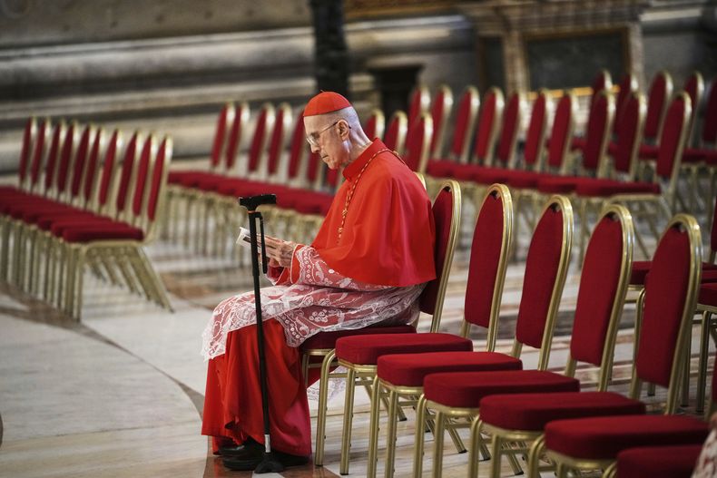 El cardenal Tarcisio Bertone se sienta en la basílica de San Pedro antes de la llegada del cuerpo del papa Francisco, que permanecerá tres días en el templo para su velatorio, en el Vaticano el 23 de abril de 2025. (AP Foto/Alessandra Tarantino)