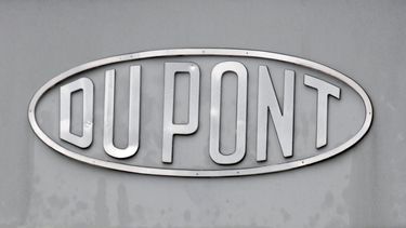 El logo de DuPont en la entrada de la planta de la compañía de Spruance, el 22 de abril de 2008, en Richmond, Virginia. (AP Foto/Steve Helber, Archivo)