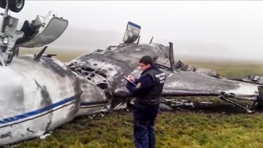 americateve | En esta imagen obtenida de un v&iacute;deo proporcionado por la televisi&oacute;n estatal rusa Rossiya, un investigador trabaja en los restos de fuselaje de un avi&oacute;n privado que colision&oacute; con una m&aacute;quina quitanieves en el aeropuerto d