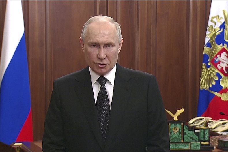 En esta imagen tomada de un video distribuido por la oficina de prensa de la presidencia rusa, el presidente de Rusia, Vladímir Putin, se dirige a la nación en un discurso televisado, en Moscú, Rusia, el 24 de junio de 2023. (Oficina de prensa de la presidencia de Rusia vía AP)