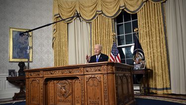 El presidente Joe Biden habla desde el Despacho Oval de la Casa Blanca al dar su discurso de despedida, el miércoles 15 de enero de 2025 en Washington. (Mandel Ngan/Pool vía AP)