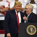 ARCHIVO - El entonces presidente Donald Trump, izquierda, y el líder de la mayoría en el Senado, el republicano Mitch McConnell, se saludan en un acto electoral en Lexington, Kentucky, 4 de noviembre de 2019. McConnell ha respaldado la candidatura presidencial de Trump en un anuncio el miércoles 6 de marzo de 2024. Es un giro notable para McConnell, quien denunció las acciones repudiables de Trump durante el asalto al Capitolio del 6 de enero de 2021. (AP Foto/Timothy D. Easley, File)