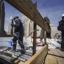 Trabajadores de la construcción instalan el techo de un edificio en Manhattan el 11 de abril de 2023 en Nueva York. (Foto AP/Bebeto Matthews, archivo)