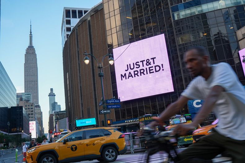 Un letrero que dice JUST&T MARRIED (T y T recién casados) se muestra en el Madison Square Garden durante la boda de la cantante Taylor Swift y el jugador de la Liga Nacional de Fútbol Americano Travis Kelce, el viernes 3 de julio de 2026, en Nueva York. (Foto AP/Ryan Murphy)