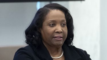 Lisa Cook, integrante de la Junta de Gobernadores de la Reserva Federal durante una reunión en la sede de la Fed, el 25 de junio de 2025, en Washington. (AP Foto/Mark Schiefelbein, Archivo)