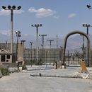 ARCHIVO - Una puerta en la base aérea de Bagram, en Afganistán, el viernes 25 de junio de 2021. (AP Foto/Rahmat Gul/Archivo)