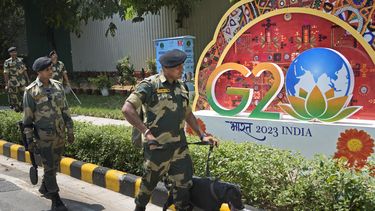 Soldados paramilitares indios patrullan con perros rastreadores por las inmediaciones del recinto que albergará la cumbre del Grupo de los 20, en Nueva Delhi, India, el 7 de septiembre de 2023. (AP Foto/Manish Swarup)