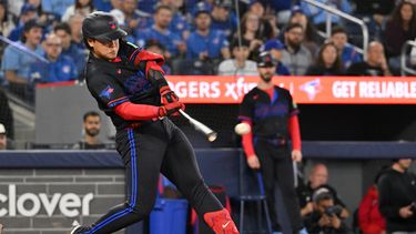 El pelotero Kazuma Okamoto, de los Azulejos de Toronto, conecta un doblete remolcador contra los Rojos de Cincinnati, impulsando a Alejandro Kirk, durante la primera entrada de un partido de béisbol en Toronto, el 25 de septiembre de 2026. (Jon Blacker/The Canadian Press via AP)