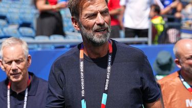 El exentrenador del Liverpool Jurgen Klopp mira al terreno de juego antes del partido de cuartos de final de la Copa del Mundo que enfrentó a Francia y Marruecos en Foxborough, Massachusetts, cerca de Boston, el 9 de julio de 2026. (AP Foto/Martin Meissner)