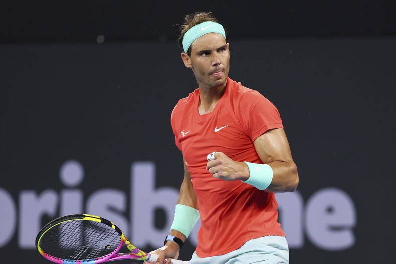 El español Rafael Nadal reacciona tras ganar el primer set del partido de cuartos de final ante el australiano Jordan Thompson en el torneo de Brisbane, el viernes 5 de enero de 2024. (AP Foto/Tertius Pickard)