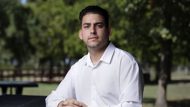 Félix Llerena, un inmigrante cubano y activista político que actualmente vive en Texas, posa para una foto en el parque Arthur Storey el viernes 22 de septiembre de 2023, en Houston. (AP Foto/Michael Wyke)