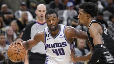 Kings arrollan a Spurs e hilvanan 4 triunfos seguidos