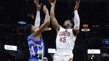 Cavaliers superan a Bucks con 36 puntos de Mitchell