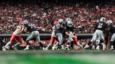 Kirk Cousins (8), quarterback de los Raiders de Las Vegas, lanza el balón a Ashton Jeanty (2), durante la segunda mitad del partido de la NFL en contra de los Chiefs de Kansas City, el domingo 4 de octubre de 2026, en Las Vegas. (AP Foto/John Locher)