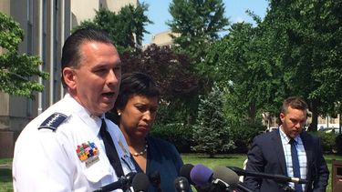 Arrestan a hombre en hotel de Trump con dos armas