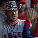 Trout pega jonrón por 7mo juego seguido; Angelinos ganan