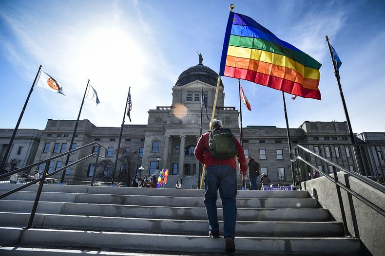 ARCHIVO - Manifestantes protestan la legislación anti-LGBTQ+ en Helenaa, Montana, 15 de marzo de 2021. Un juez del estado de Montana el miércoles 27 de setiembre de 2023 bloqueó la aplicación de una ley que prohíbe la atención médica de reasignación de género para menores de edad. (Thom Bridge/Independent Record via AP, File)