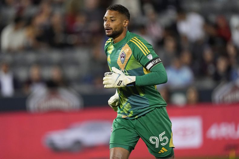 ARCHIVO - Foto del 2 de octubre del 2024, el portero de Colorado Zack Steffen en un encuentro de la MLS. (AP Foto/David Zalubowski, Archivo)