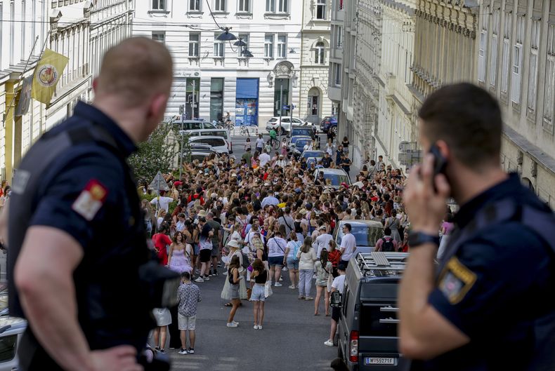 Agentes de policía austriacos observan una reunión de Swifties centro de de Viena el jueves 8 de agosto de 2024. Los organizadores de tres conciertos de Taylor Swift en el estadio de Viena esta semana los cancelaron el miércoles después de dos arrestos por un aparente complot para lanzar un ataque a un evento en el área de Viena como los conciertos. (Foto AP/Heinz-Peter Bader)