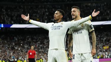 Jude Bellingham del Real Madrid celebra con Joselu tras anotar el tercer gol de su equipo en el encuentro ante el Barcelona en el Estadio Santiago Bernabeu el domingo 21 de abril del 2024.(AP Foto/Jose Breton)