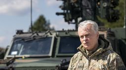 ARCHIVO - El presidente de Lituania, Gitanas Nauseda habla durante una conferencia de prensa con el presidente de Polonia, Andrej Duda, durante las maniobras conjuntas lituano-polacas Brave Griffin 24/II en el corredor de Suwalki, cerca de la frontera de Polonia, en la población de Dirmiskes, distrito de Alytus al oeste de la capital, Vilna, en Lituania, el 26 de abril de 2024. Los lituanos votaban el domingo 12 de mayo de 2024 en elecciones presidenciales, en un momento en el que los avances rusos en el campo de batalla en Ucrania impulsan los temores sobre las intenciones de Moscú. (AP Foto/Mindaugas Kulbis, Archivo)